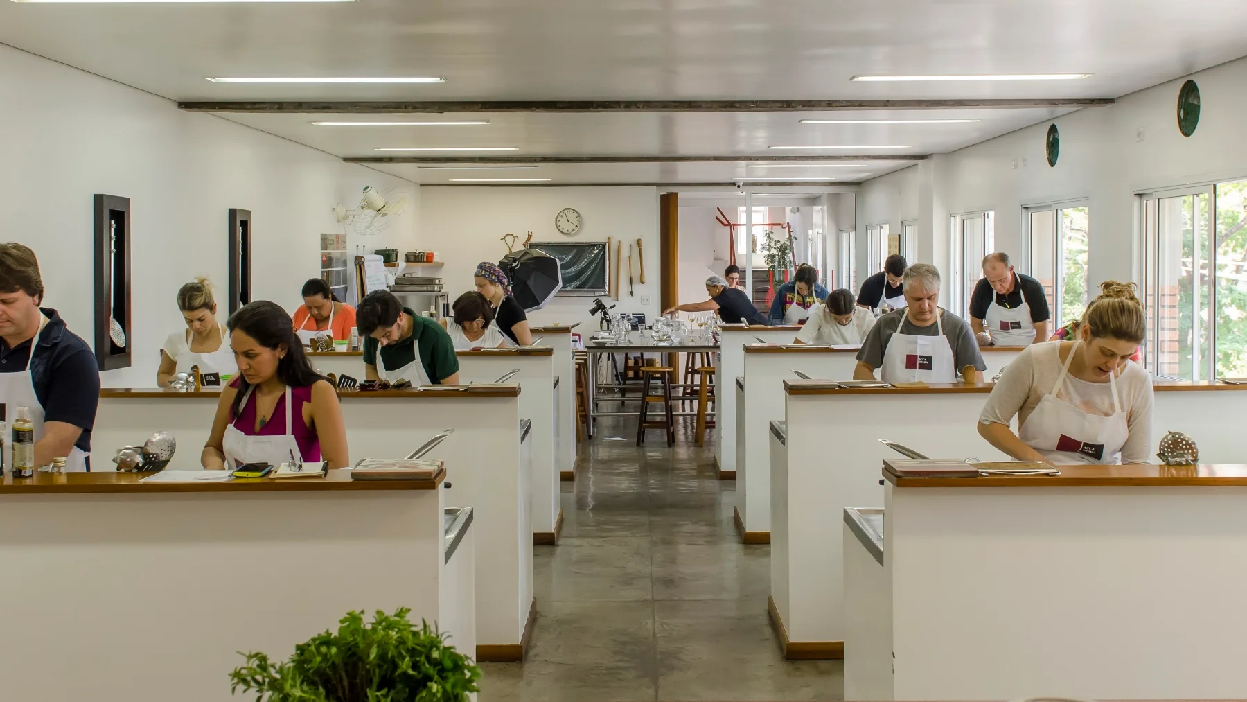Alunos em aula prática na Accademia Gastronomica