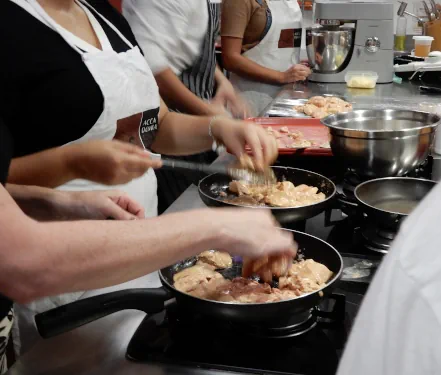 Alunos cozinhando na estrutura do Espaço Escola
