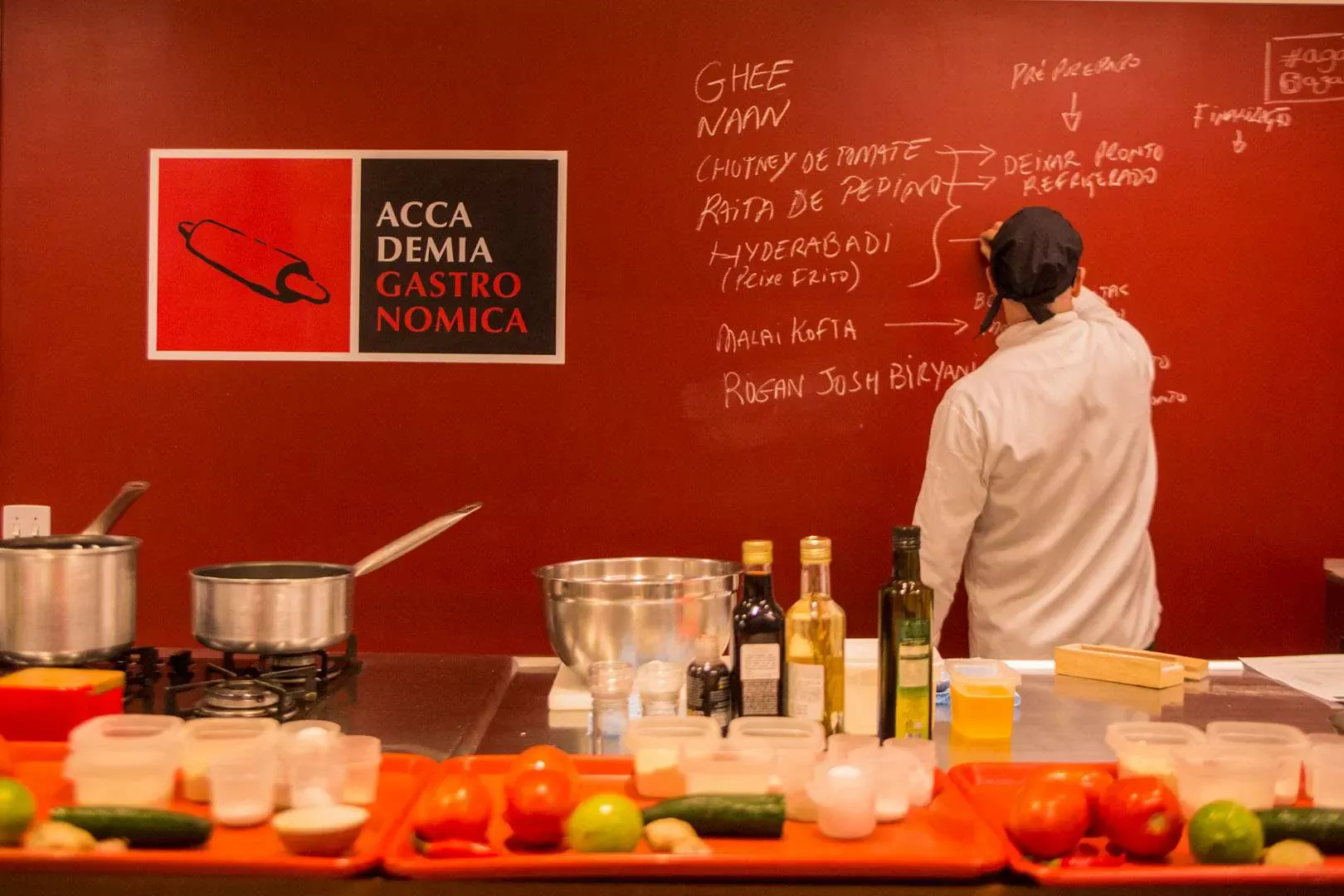 Chef escrevendo no quadro