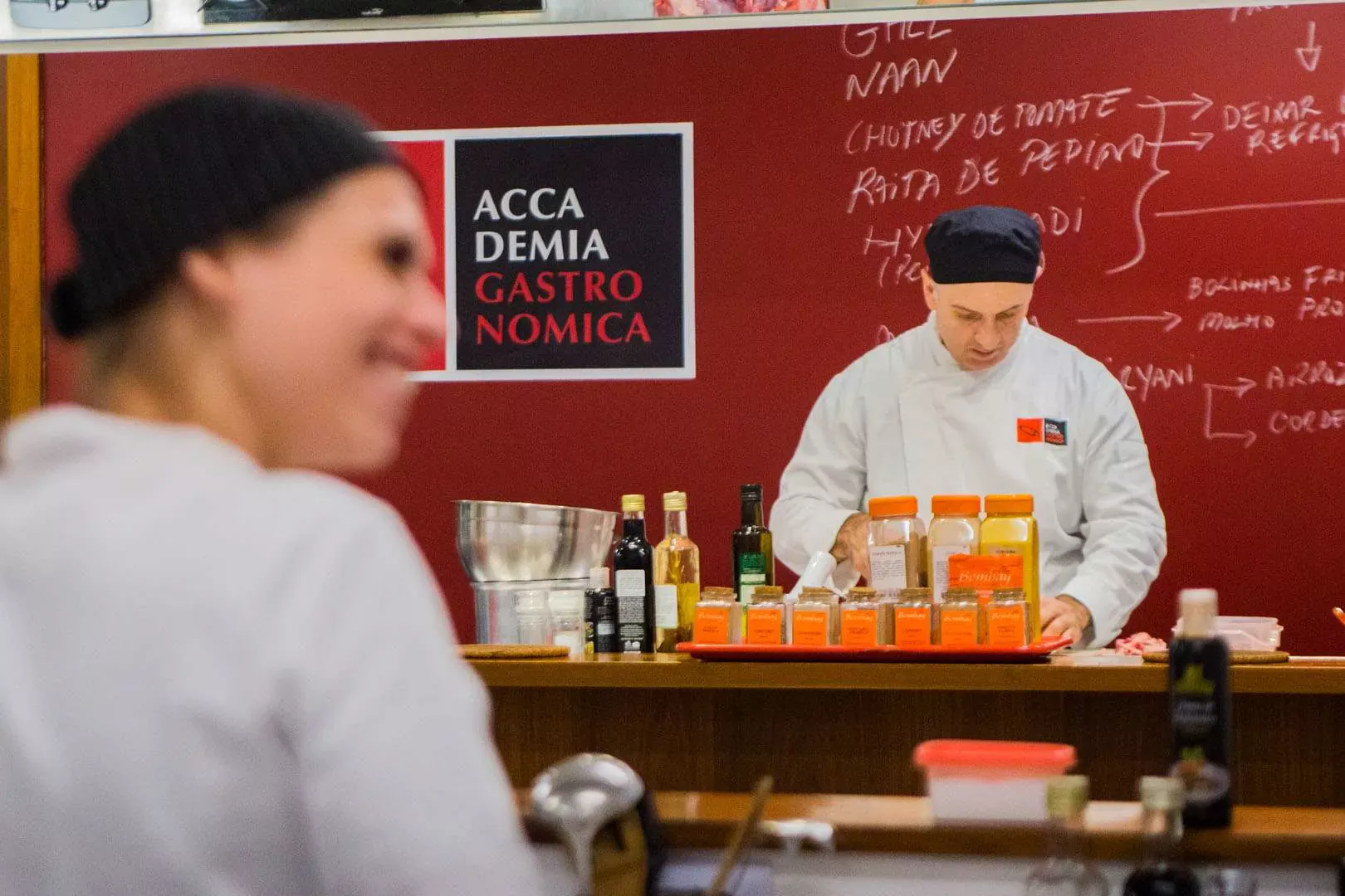 Chef adicionando temperos