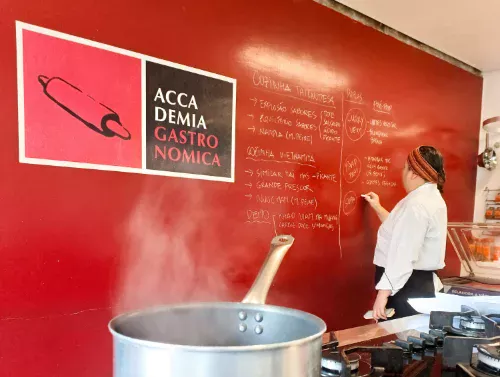 Chef ensinando na lousa vermelha