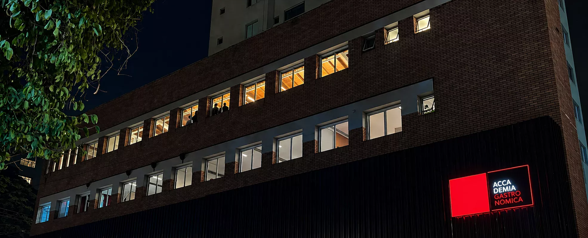 Visão noturna da fachada do prédio