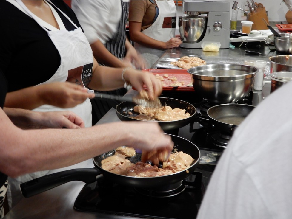 Participantes preparando ingredientes durante o evento.
