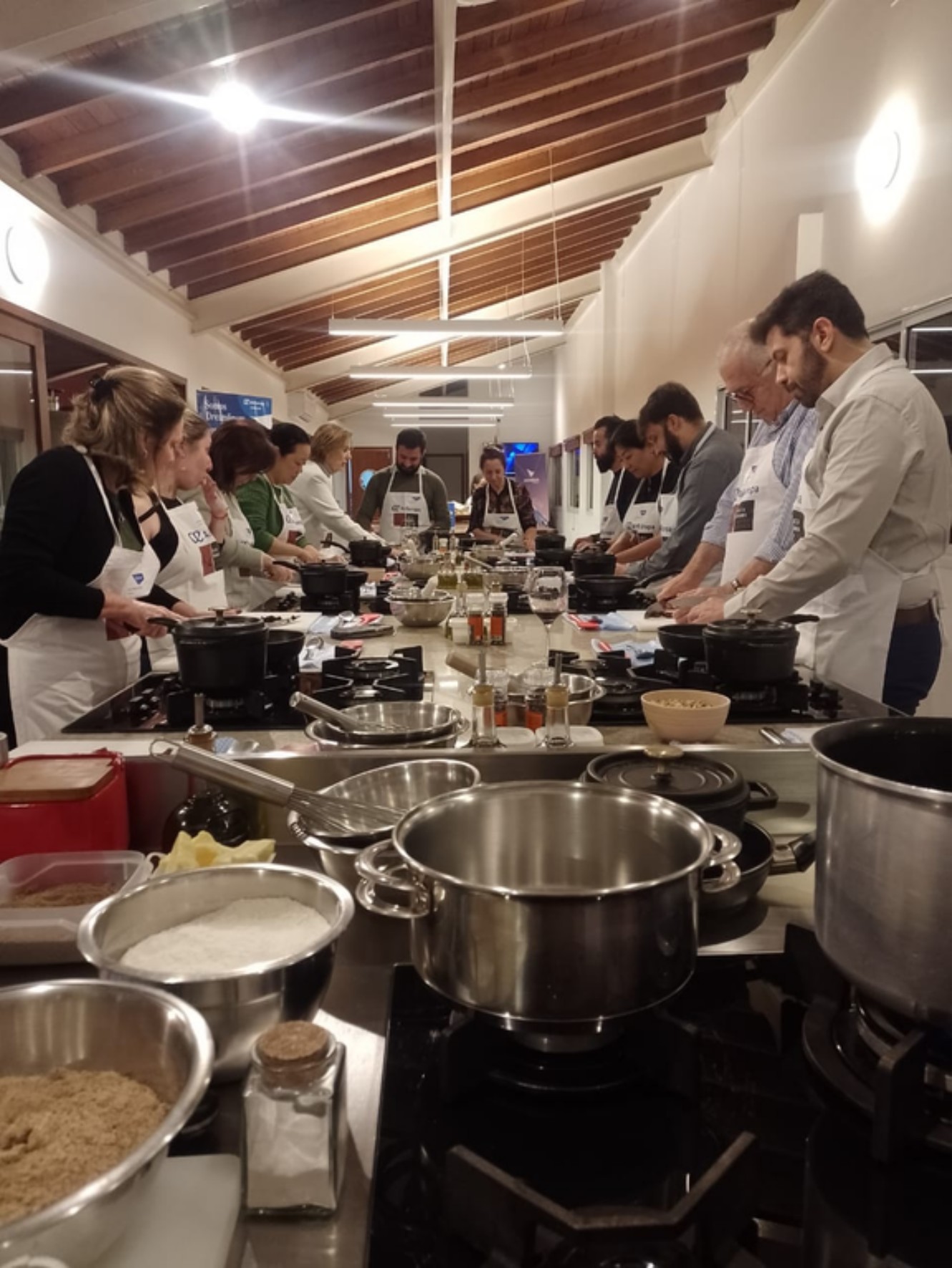 Cozinha profissional da Accademia Gastronomica durante uma aula de culinária.