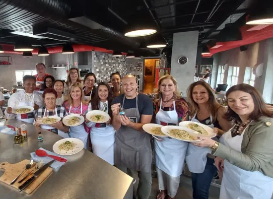 Turma de alunos com seus pratos
