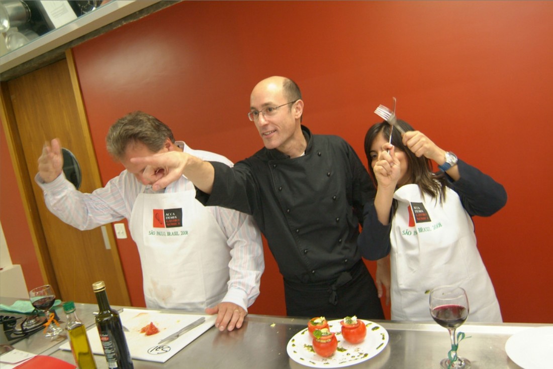 Chef apresentando um prato finalizado para os participantes.