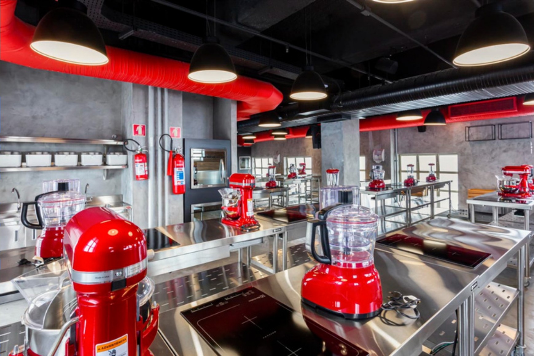 Equipamentos de cozinha vermelhos na Cozinha do 31.