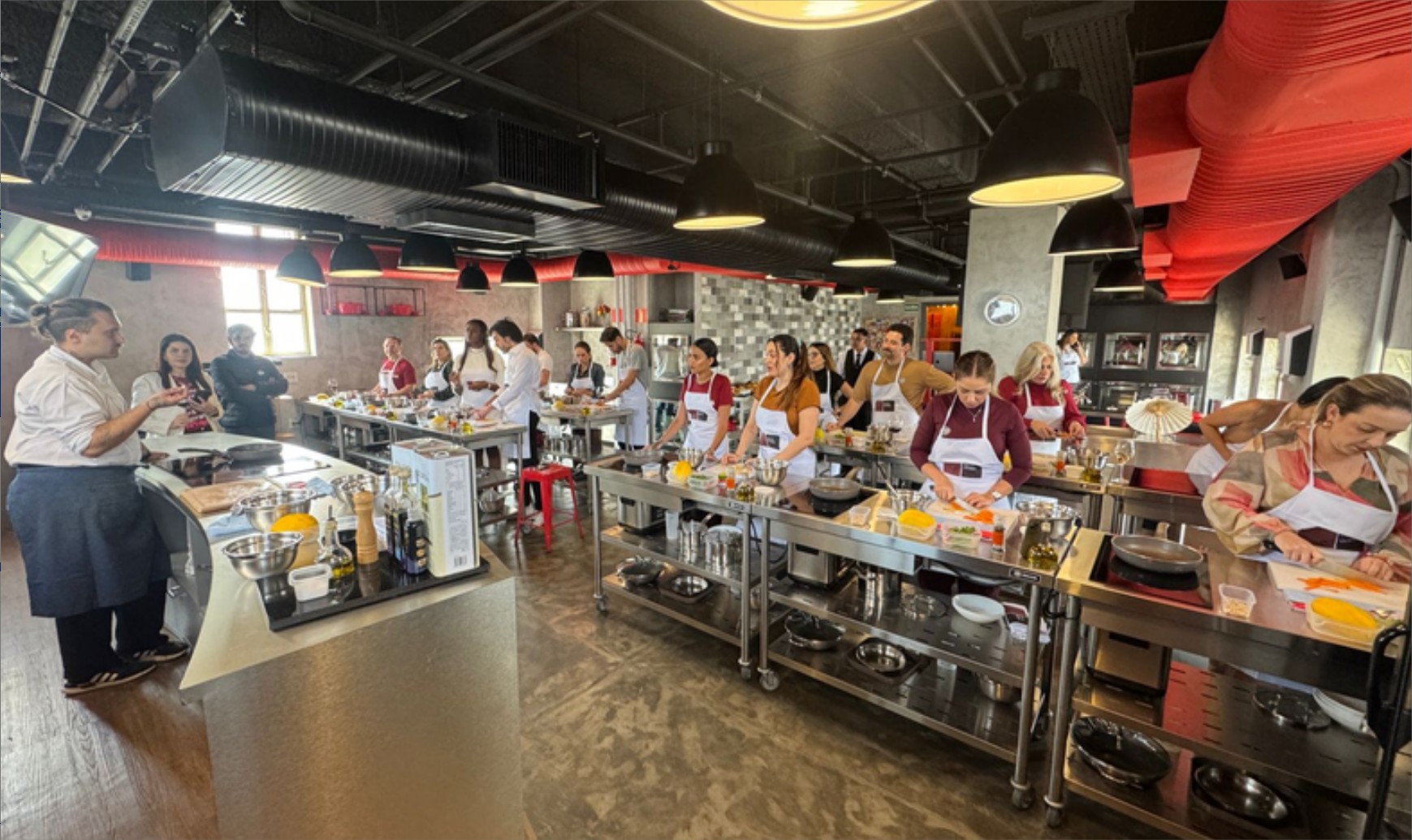 Vista ampla da Cozinha do 31 com alunos em aula.