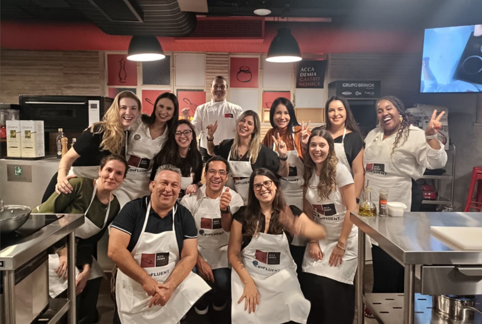 Equipe de empresa participando de um evento de culinária corporativa.