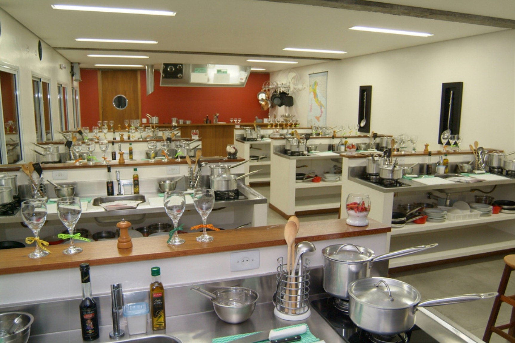 Visão geral do Espaço Escola em Moema, com bancadas e equipamentos.