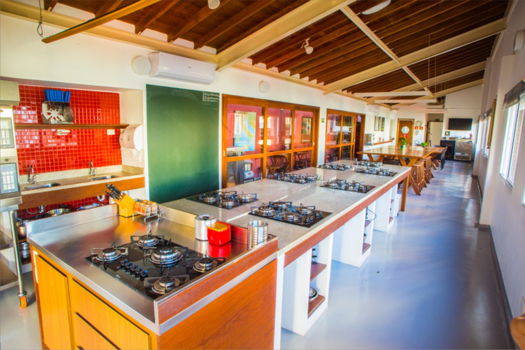 Visão do Espaço Gourmet em Moema, com bancada-ilha e ambiente descontraído.