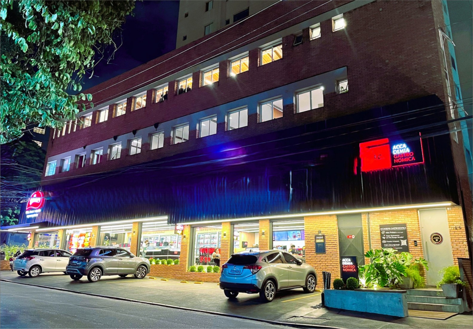 Fachada noturna da unidade de Moema da Accademia Gastronomica.